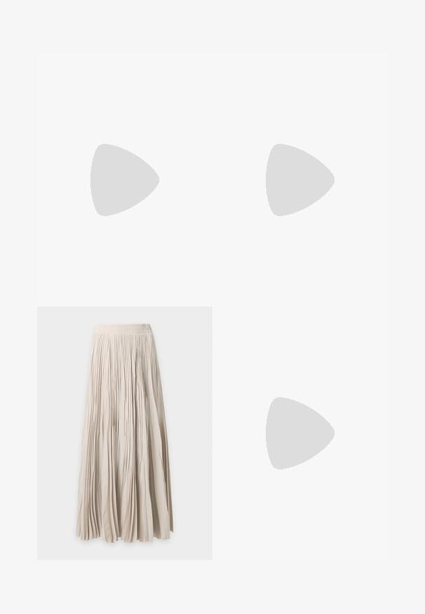 Zwart katoenen crop t-shirt met een ronde hals en korte mouwen. Heeft een relaxte pasvorm en een eenvoudig, onopgesmukt ontwerp.; Lange beige geplooide rok met elastische tailleband, vloeiende stof en volledige lengte.; Zwarte patenten leren sandalen met banden, een vierkante neus en een lage blokhak. Voorzien van goudkleurige hardware en verstelbare enkelsbandjes.; Zwarte leren handtas met een geplooid ontwerp, een enkele schouderband, zilverkleurige metalen omlijsting en twee grote ronde zilveren sluitingen.