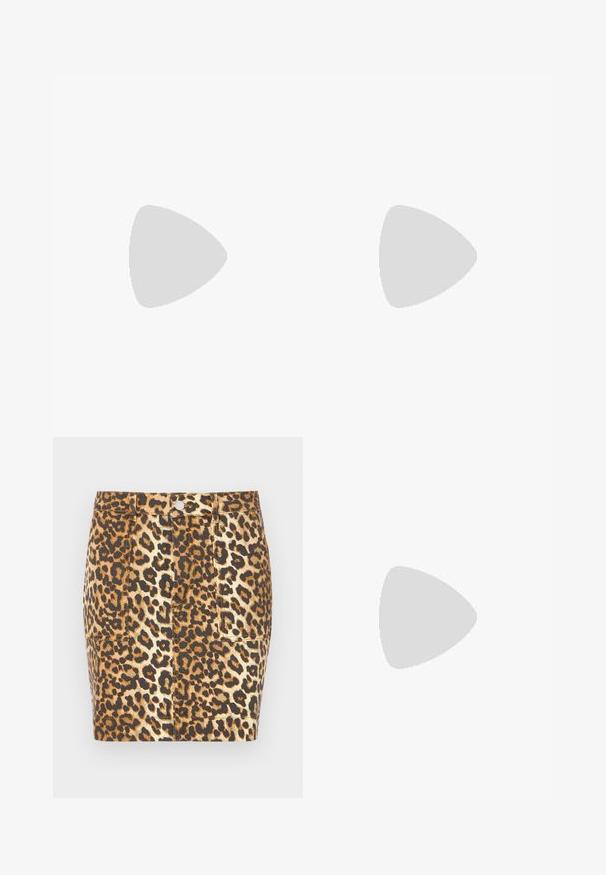 Body de estampado de leopardo con escote en V pronunciado, sin mangas, cintura fruncida y parte inferior alta en tonos marrón y beige.; Minifalda de mezclilla con estampado de leopardo en tonos marrones y beige, que presenta un cierre con botones en la parte delantera y dos bolsillos laterales.; Botas de tacón alto negras hasta la rodilla con un acabado de cuero brillante, punta afilada y tacón delgado y cónico, que presentan una superficie lisa y un diseño elegante.; Pequeño bolso negro brillante con dos asas largas y detalles de cordón lateral sobre un fondo claro liso.