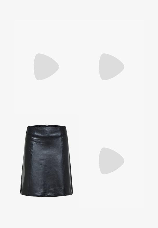 Sort langærmet top lavet af tekstureret blonde, med en bølget udskæring og tætsiddende design med en cropped silhuet.; Sort læder A-line nederdel med synlige sømme og en let glans, med høj talje og kort kant.; Sort knæhøj læderstøvle med spids tå og lav kittenhæl, vist på en enkel lys baggrund.; Sort rektangulær skuldertaske med en enkelt justerbar rem og lynlås i toppen på en ensfarvet baggrund.