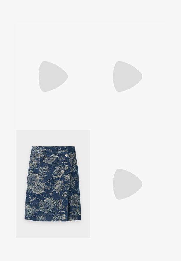 Haut beige sans manches avec un profond col en V et des épaules structurées, en tissu lisse, présenté sur un fond uni.; Jupe portefeuille en denim avec motif floral bleu et beige, dotée de deux boutons-pression argentés et d'un panneau avant asymétrique.; Ballerines en cuir noir avec un bout arrondi et des coutures minimales. Talon bas et rectangulaire avec une texture lisse. Détails subtils de doublure intérieure.; Sac d'épaule cylindrique en cuir bordeaux avec accents en métal doré et bandoulière noire réglable sur fond gris clair.
