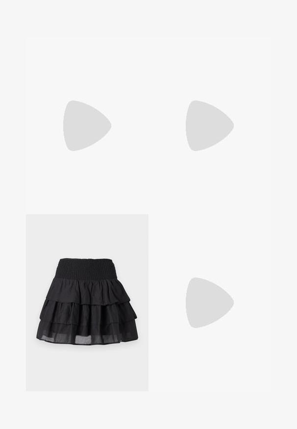 Gina Tricot CUT OUT - Top s dlhým rukávom - black; Čierna sukňa s tierovaným strihom a naťahovacím pásom. Má tri vrstvy volánikov a ľahkú látku pre vzdušný vzhľad.; Čierna lakovaná kožená sandála s blokovým podpätkom, otvorenou špičkou a členkovým remienkom so sponou, zobrazená z boku na bielom pozadí.; Malá čierna lesklá kabelka s dvoma dlhými rúčkami a bočnými šnúrkovými detailmi na jednoduchom svetlom pozadí.