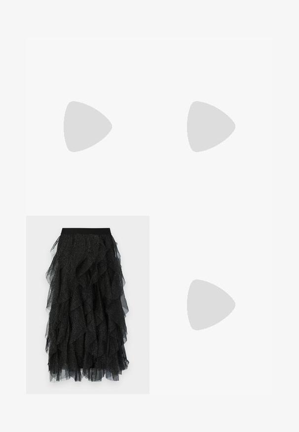 Sininen yksiosainen uimapuku, jossa on rypytetty bodice ja hihattomat hihat, valmistettu sileästä kankaasta. Korkeat lahkeensuuntat ja pyöreä selkädesign.; Musta tylli hame, jossa on kerroksittain volangeja, leveä joustava vyötärö ja hajallaan olevia hopeapisteitä kankaassa.; Musta lakkapintainen avonainen varvastossu, jossa on korkea korko, nilkkahihna ja soljellinen kiinnitys, kuvattuna sivulta valkoisella taustalla.; Kultainen metallinen käsilaukku, jossa on sileä ja kiiltävä pinta. Varustettu solmittavalla kahvalla ja pyöreällä, pehmeällä muodolla. Vetoketjukiinnitys ylhäällä.