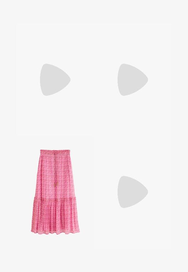 Rode gebreide bh-top met V-hals, dunne bandjes, een gestructureerd patroon met gaten en een aansluitende band aan de onderkant.; Lange roze rok met bloemenpatroon, elastische tailleband, trekkoord met kwastjes en een geplooide laag bij de zoom.; Beige suède enkellaars met een ronde neus en een bovenwerk met franjes. Voorzien van een blokhak van gemiddelde hoogte en een stevig ontwerp met een lusdetail aan de achterkant.; Bruine suède crossbodytas met lange franjes en een bijpassende kleine portemonnee, beide met goudkleurige hardware.