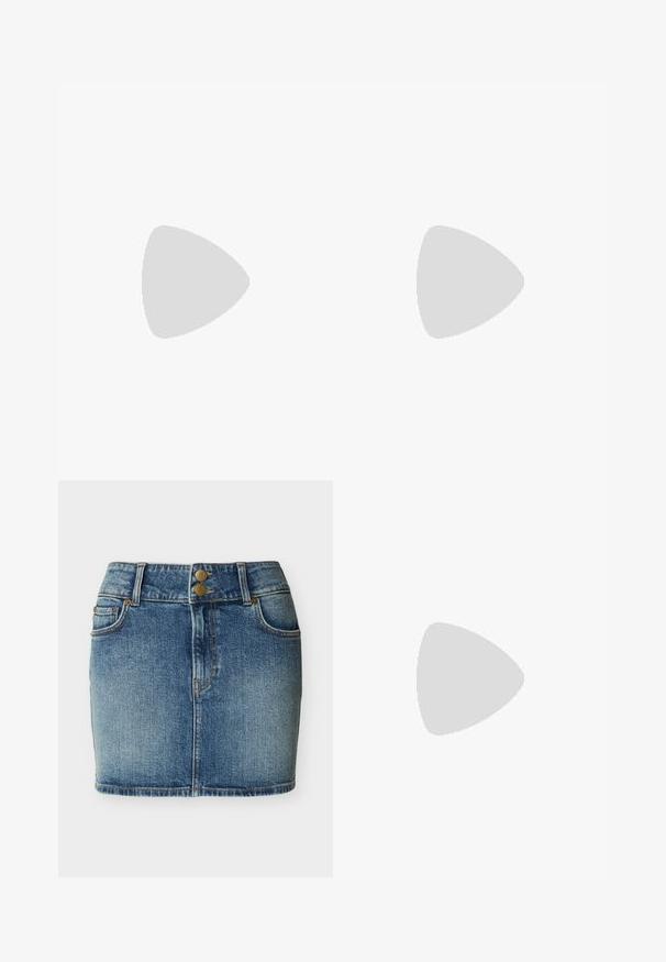 T-shirt lilas court en coton doux, avec un col rond et des manches courtes. Imprimé centré comprenant du texte et des éléments graphiques.; Mini-jupe en denim bleu avec poches avant, passants pour ceinture et deux boutons en laiton à la ceinture.; Bottes hautes en daim noir de style western, avec des orteils pointus, des coutures décoratives et un talon épais. Elles disposent d'une languette à l'arrière.; Sac à épaule bleu vif en forme de croissant avec une large bandoulière réglable et des anneaux argentés, marqué "Bimba Y Lola" sur le devant.