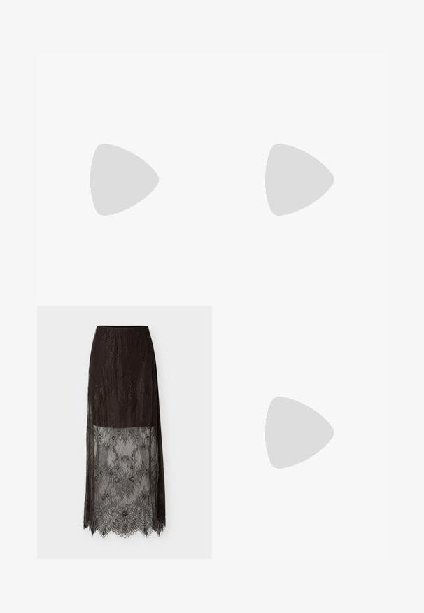 Roestkleurig mouwloos top met een gedrapeerde halslijn, open rug en gladde stof. Het ontwerp heeft een relaxte pasvorm en geen zichtbare patronen.; Zwarte midirok met een bloemenkantlaag, een effen voering tot halverwege de dij, en een doorschijnende kant die doorloopt tot de zoom met een geschulpte rand.; STAND STUDIO KELSEY - Muiltjes met hak - black; Kleine zwarte leren handtas met geplooide textuur, rechthoekige handgreep en afneembare dunne schouderriem ernaast geplaatst.