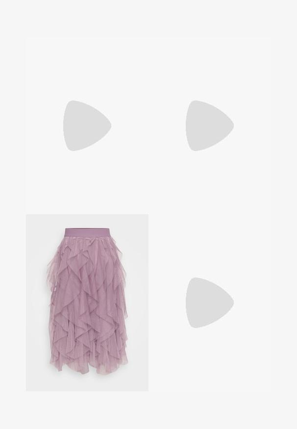 Top de punto blanco con escote en V, mangas largas y un diseño frontal retorcido. La tela presenta una fina textura de canalé.; Falda de tul lila con volantes en capas, cinturilla elástica y una textura ligera y transparente. Diseñada con una silueta en capas.; Zapato plano beige claro con punta puntiaguda y una sola correa con hebilla lateral, mostrado sobre un fondo blanco liso.; Coletero de satén rosa con tela recogida que forma volantes suaves y voluminosos alrededor de una banda elástica.
