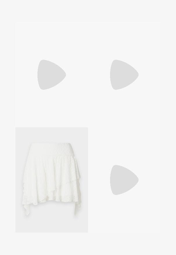 Witte off-shoulder top met pofmouwen, smock-inzetten en uitlopende jurkzoom. Gemaakt van gestructureerde katoen met oogjesdetails.; Witte kanten gelaagde rok met brede tailleband en asymmetrische zoom met puntige randen.; Zwart leren slingback hak met een spitse neus, eenTextuur strap met cirkelvormige metalen accenten en een gestapelde blokhak.; Zwarte leren handtas met een afgeronde vorm, versierd met zilveren studs, en een korte handgreep. Gladde textuur en ritsluiting.