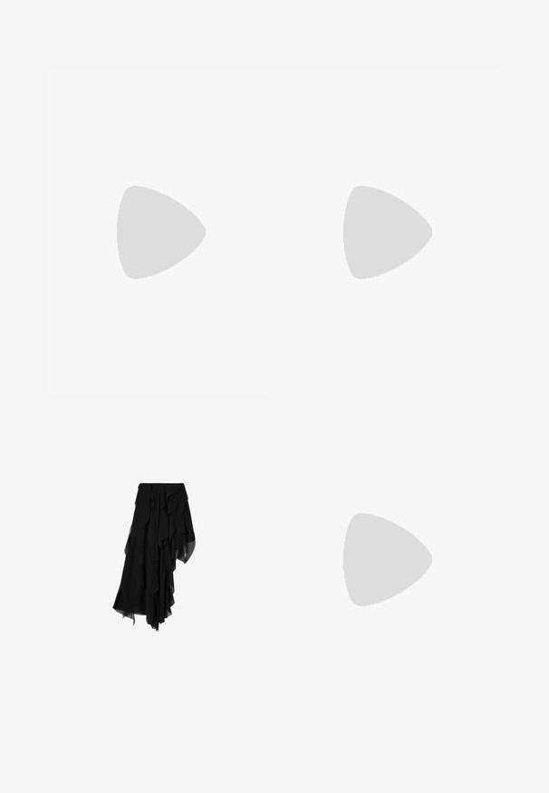Top negru cu umerii goi, cu mâneci scurte, realizat dintr-un material moale, având detalii strânse pe lateral și un croi lejer.; Fustă neagră asimetrică din material chiffon stratificat și fluid, creând un tiv neregulat, cu volane.; Gheata neagră din piele, până la glezna, cu vârful ascuțit, toc scurt kitten și detaliu cu scris argintiu aproape de călcâi.; Geantă de mână din piele neagră, fronsată, cu bretea de umăr reglabilă și o agrafă mare de păr neagră atașată de bretea, pe un fundal simplu.