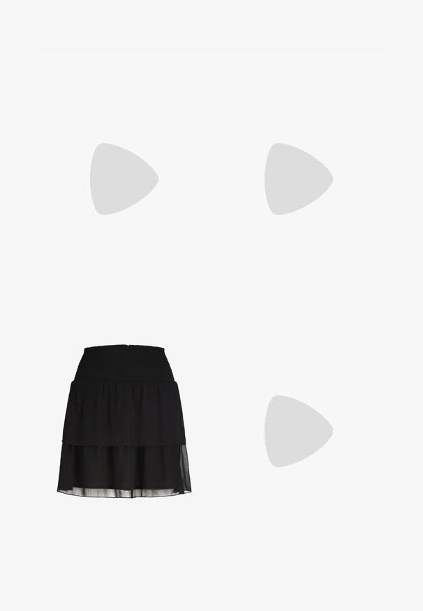 Top de color lila, con capas, hecho de un tejido ligero, con un diseño con volantes y un acento en forma de rosa en el escote. Textura suave, sin mangas.; Mini falda negra de volantes con cintura ancha elástica fruncida y capas de tela ligeramente transparentes.; Zapatos de charol negro tipo slingback con punta afilada y tacón bajo. Correa ajustable con hebilla en el tobillo.; Bolso sintético blanco con dos bolsillos delanteros, cada uno con un detalle de lazo atado. Textura suave, asas redondeadas y cierre de cremallera.