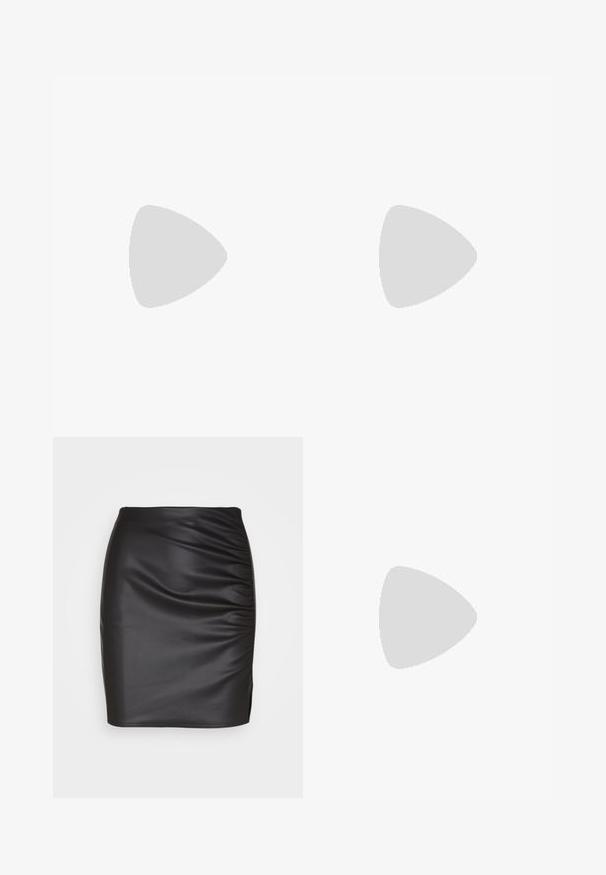 Schwarzes Langarm-Top aus Netzstoff mit goldenen Muster von Mondsichel und Sternen, cropped Länge und welliger Saumdetail.; Schwarze Kunstleder-Rock, tailliert, mit geraffter Struktur auf einer Seite und einem kleinen Schlitz am Saum, was eine elegante Silhouette erzeugt.; Schwarze Leder-Stiefelette mit zwei seitlichen Schnallen, dickem Absatz, runder Zehenkappe und glatter Textur. Entworfen für Langlebigkeit und Stil.; Schwarze gesteppte Schultertasche mit einem einzelnen Riemen und silberner Hardware, kombiniert mit einem figurbetonten Kleid im Batikmuster in Schwarz- und Cremetönen.