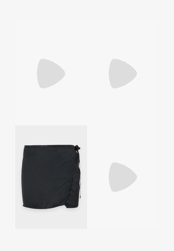 Červený dlhý rukáv, crop top s hlbokým V-výstrihom a plisovanými rukávmi. Vyrobený z mäkkej, elastickej látky s hladkou textúrou. Žiadne viditeľné vzory.; Čierna plavecká sukňa s viazaním, vyrobená z ľahkej látky. Obsahuje bočné zapínanie a hladkú textúru.; Strieborná metalická sandála na vysokom podpätku s remienkom na členok, blokovým podpätkom a otvorenou špičkou na jednoduchom svetlom pozadí.; Lesklá strieborná kabelka s obálkovým chlopňovým uzáverom a dekoratívnym lemom, malý strieborný reťazový remienok, na jednoduchom svetlom pozadí.
