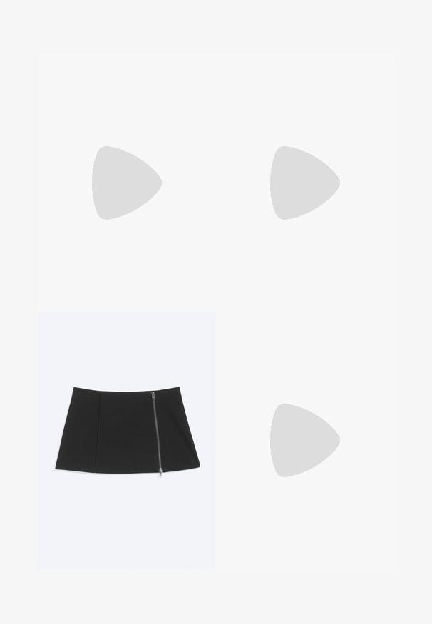 Rode mouwloze top met een hoge hals en een strikdetail. Glad materiaal met een getailleerd ontwerp, zonder patronen of zichtbare hardware.; Zwarte minirok met een zilveren ritssluiting die diagonaal langs de rechterkant loopt, gladde stof, licht uitlopende zoom.; Zwart puntige kitten heel schoen drijft boven een glanzende metalen getufte leren bank.; Zwarte leren handtas met een geplooid design en een strikdetail aan de voorkant. Voorzien van een korte handgreep en zilverkleurige metalen accenten.