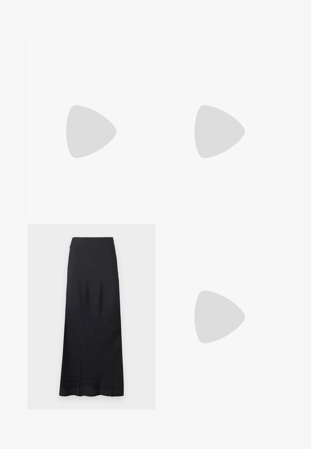 Débardeur noir côtelé avec fines bretelles spaghetti et encolure droite, présenté sur un fond blanc uni.; Jupe noire longue jusqu'au sol en tissu lisse ; présente un design épuré et profilé sans motifs ni ornements supplémentaires.; Sandale en cuir verni noir avec trois brides, boucle de cheville et talon aiguille de 10 cm. Présente un détail en métal doré et un charm logo.; Pochette en cuir noir avec une structure rigide, des détails froncés et une fine lanière de poignet sur fond blanc.
