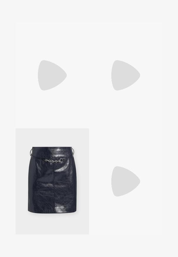 T-shirt court noir à manches courtes avec cœurs en relief et motif texte "Hugo", col rond et étiquette de marque bleue à l'intérieur du col.; Mini-jupe en similicuir noir brillant avec une fine ceinture cordon noire ornée d'accents métalliques argentés circulaires à l'avant.; Escarpin à bout pointu en cuir noir avec un talon fin de hauteur moyenne sur un fond gris clair uni.; Sac à main rectangulaire noir avec doubles poignées arrondies, fermeture éclair dorée et logo "HUGO" embossé sur le devant avec une étiquette en cuir attachée.