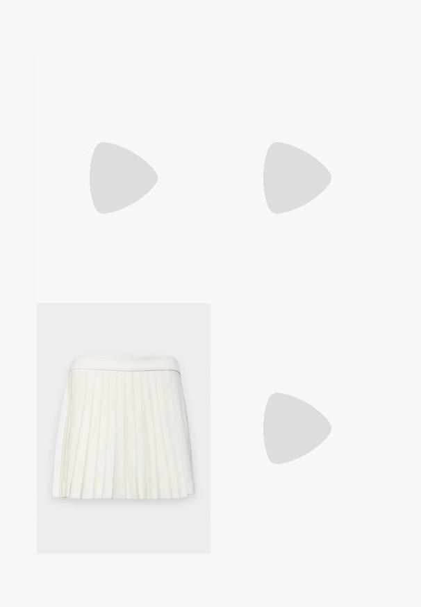 Parte superior corta de manga corta en verde oscuro con brillo, con escote redondo y ajuste relajado sobre un fondo liso.; Falda blanca plisada con una cinturilla suave, hecha de una tela ligera. Los pliegues crean textura y dimensión en toda la prenda.; Piernas con leggings oscuros acanalados combinados con bailarinas negras que presentan pequeños detalles de lazo sobre un fondo blanco.; Bolso de mano de cuero negro con forma redondeada, decorado con detalles de tachuelas plateadas y un asa corta. Textura lisa y cierre con cremallera.