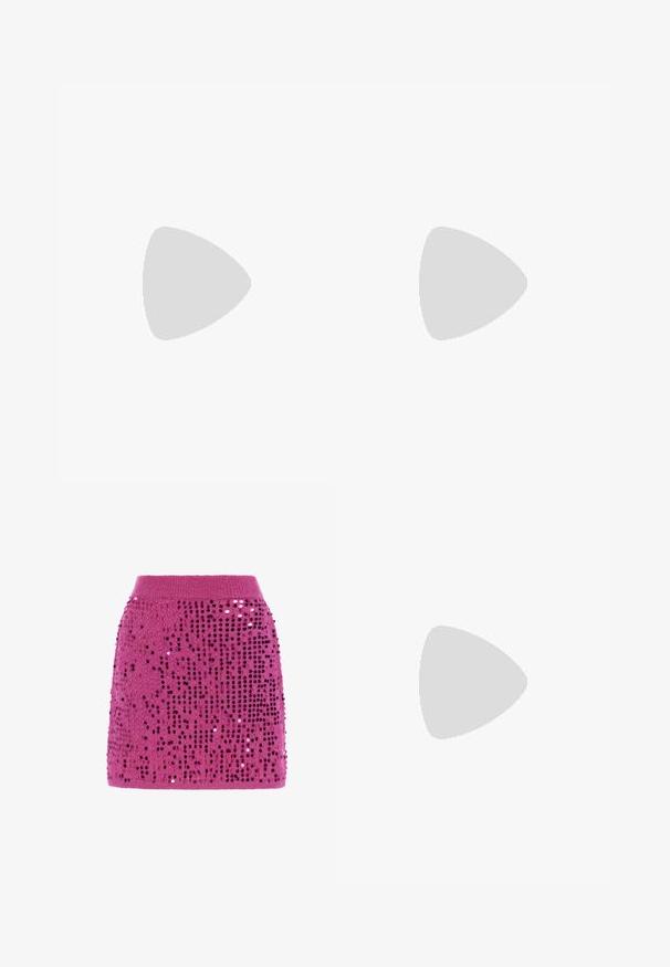 Ružová bavlnená tričko s voľným strihom. Má krátke rukávy a ozdobný, trblietavý dizajn textu z kamienkov cez prednú časť.; Magenta pletená minisukňa zdobená vertikálnymi radmi lesklých flitrov a rebrovaným pásom.; Steve Madden CARLITA - Sandále na vysokom opätku - pink; Malá obdĺžniková večerná kabelka pokrytá fialovými kamienkami, s rukoväťou zdobenou striebornými kamienkami a čiernym zipsovým zatváraním.