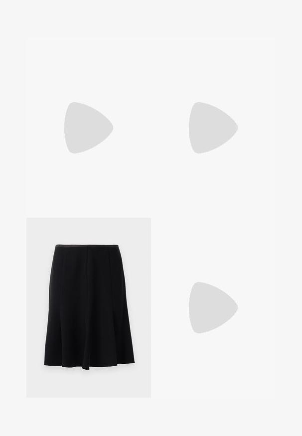 Zwart geribbeld tanktop met dunne witte strepen, met een ronde halslijn en brede schouderbanden. Gladde textuur, aansluitend ontwerp.; Zwarte A-lijn rok met een gladde textuur, voorzien van een tailleband en een geplooid ontwerp voor soepele beweging. Geen zichtbare accenten of patronen.; Zwarte slingback schoen met een puntige neus, een houten blokhak met afgeronde hoeken en een bovenwerk van glad leer, op een lichtgrijze achtergrond.; Zwarte leren handtas met bovenhandgreep, klepsluiting, dubbele gespsluitingen en afneembare schouderriem tegen een neutrale achtergrond.