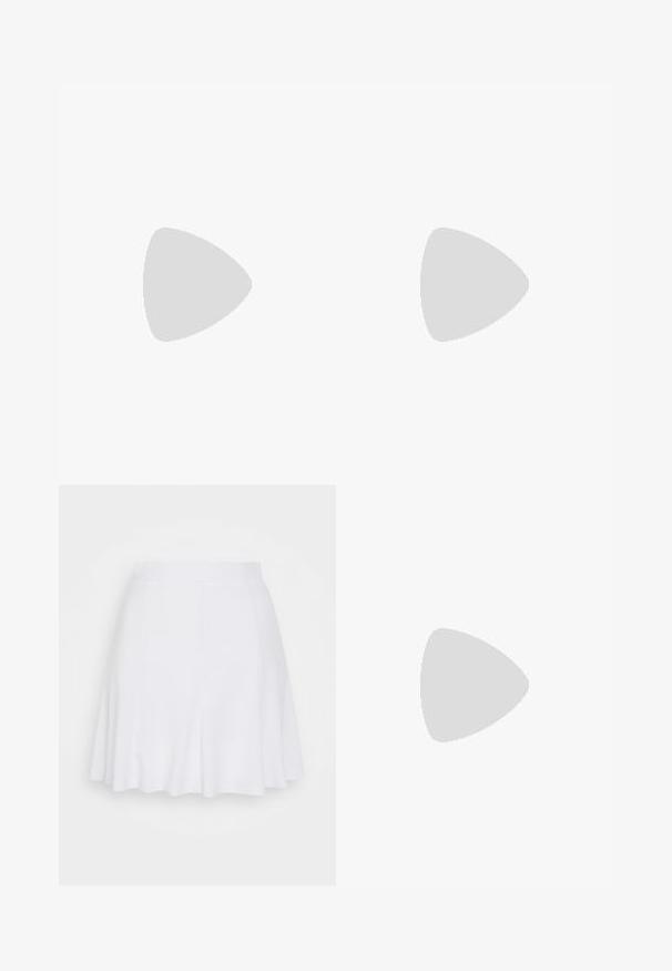 Mørkeblå kortærmet t-shirt lavet af bomuld. Har en rund halsudskæring og en afslappet pasform med sideudskæringer for bedre bevægelsesfrihed.; Anna Field A-snit nederdel - white; Hvide sneakers med brune detaljer, rund tå og hvide snørebånd. Båret sammen med ribbede hvide strømper, sat mod en lys blå baggrund.; sweet deluxe EARRING - Øreringe - silver-coloured