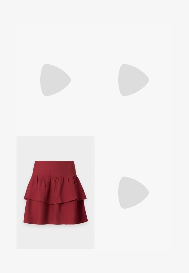 Blouse blanche à manches courtes avec un col froncé, une texture subtile et une coupe décontractée. La fermeture au dos présente un détail de boucle et de bouton.; Jupe tiered en bourgogne profond, dotée d'une large taille, de volants structurés sur les différentes couches et d'un tissu doux et texturé.; Chaussure plate en cuir noir avec un bout arrondi, une seule sangle réglable à boucle et une texture lisse et brillante. Design minimaliste avec un petit talon.; Sac à main en cuir noir souple avec le dessus froncé et deux grosses poignées nouées sur un fond uni clair.