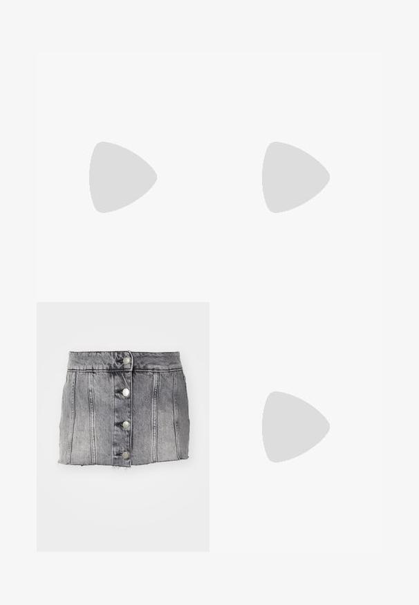 Débardeur rose sans manches avec bordure et bretelles rouges, avec le texte "IBIZA SPAIN" et un petit dessin de soleil sur la poitrine.; Jupe en denim gris à taille haute, avec cinq boutons en argent, des coutures verticales et un ourlet brut. A une silhouette ajustée et une texture douce.; Ballerines en cuir verni noir avec un bout rond, un design à lacets et une semelle plate. Texture lisse avec peu de détails.; Sac à main noir avec texture crocodile, bord supérieur froncé, poignée plissée et pompons à cordon de chaque côté sur fond blanc.
