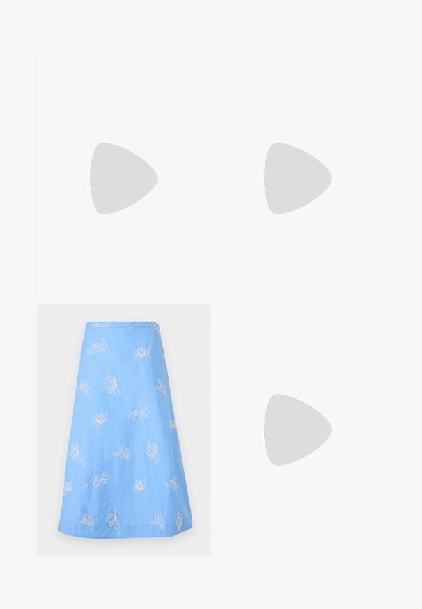 T-shirt en coton blanc avec le texte "MOSCHINO" en rose sur la poitrine et un texte plus petit "Milano" en dessous, manches courtes et encolure ronde.; Jupe trapèze bleue avec broderie florale blanche dispersée sur le tissu.; Escarpins à talons slingback en cuir verni noir avec bout pointu, surface texturée et petit talon. Intérieur avec une doublure à motifs et texte.; Clous d'oreilles en céramique en forme de canard avec corps blancs, becs orange et accessoires ton or, présentant des ailes en relief et des textures détaillées.