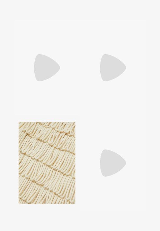 Top sans manches blanc en tissu texturé, présentant des motifs à rayures horizontales. Bretelles réglables et encolure ronde avec des coutures détaillées.; Tissu crémeux texturé avec des boucles, créant un motif ondulé. Des brins doux et souples superposés horizontalement, ajoutant du volume et de la profondeur.; Chaussure plate transparente à enfiler avec une texture à motif diamant et une petite bride réglable sur la partie supérieure.; Sac cabas en paille tissée avec des anses tressées jaunes et beige, décoré d'un patch banane et d'un petit motif poisson encadré à l'avant.