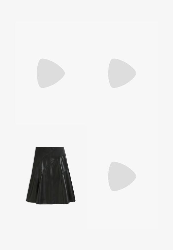 Suéter de manga corta y cuello redondo, hecho de un material suave y esponjoso en color blanco roto. Presenta un ajuste relajado con puños y dobladillo de canalé.; Falda de cuero negro con diseño acampanado, textura suave, detalles de costuras asimétricas y corte a la altura de la rodilla.; Mocasín de cuero negro con punta puntiaguda y detalle de flecos, colocado sobre una alfombra beige cerca de una mesa redonda de cristal naranja.; Bolso de cuero texturizado marrón oscuro con dos asas, forma rectangular redondeada y cierre de broche circular plateado en la solapa frontal.