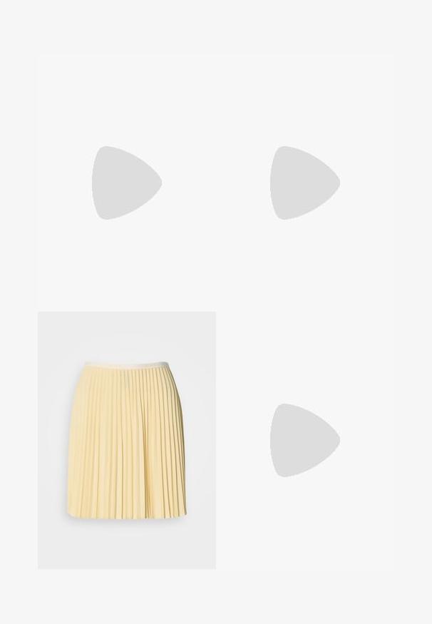 Débardeur bleu marine avec une texture côtelée, présentant des détails perforés et une encolure en forme de scoop. Fini avec un petit accent vert.; Jupe plissée jaune pâle avec une taille portant le logo Lacoste. Fabriquée en matériau léger, elle présente un design fluide et une texture douce.; Baskets blanches en cuir lisse avec un embout arrondi, des lacets plats et un petit logo doré. Présente une semelle en caoutchouc texturée et un design sobre.; Sac à main noir en matériau texturé, doté de deux poignées supérieures et d'une bandoulière amovible, avec un accent logo en argent.