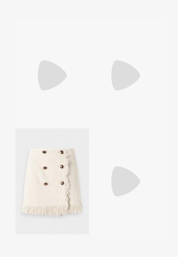 Zwarte sweater met korte mouwen, gekenmerkt door een gebreide textuur met herhalende zilveren logo patronen. Ronde hals en aansluitende pasvorm.; Crèmekleurige minirok met zes decoratieve gouden knopen en franjes langs de voorkant en zoom.; Crèmekleurige hoge hak met een dunne band, geplaatst op een reflecterende vloer naast een metalen ordner met papieren.; Zwarte leren schoudertas met gebogen klep, gouden "G GUESS"-logo, dubbele banden en hangende sleutelhangerbedels op een effen achtergrond.