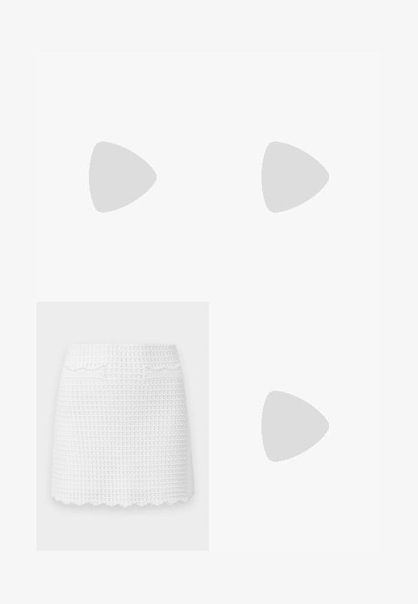 Witte kanten top met lange mouwen, bloemenpatroon in lichtroze en groen, V-hals met strikdetail, gegolfde zoom.; sandro JUPE MAILLE MINI POINT FANTAISIE - Minirok - blanc; Off-white platte schoen met puntige neus, parelversierde band en lage houten hak, zijaanzicht op een lichte achtergrond.; Kleine witte handtas met stoffen rozen die het geheel bedekken en een dunne, enkele band als handvat, op een effen achtergrond.