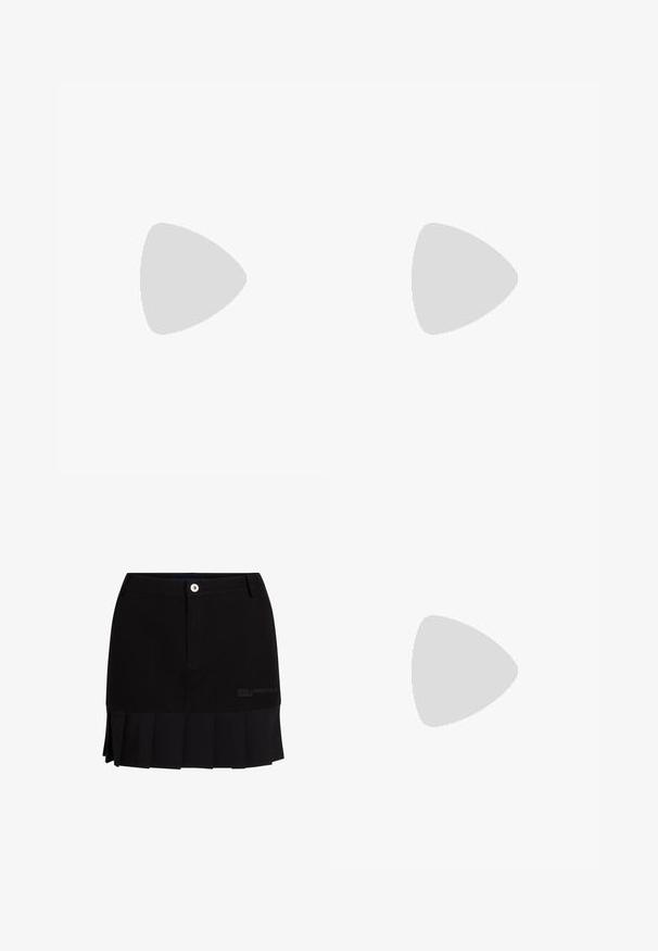 Zwarte geribde tanktop met een ronde hals en smalle schouderbandjes. Heeft een klein wit logo op de borst.; Zwarte rok met een strakke taille en een knoopsluiting, een geplooid ontwerp aan de zoom en een bladgoud merk op de zijkant.; Zwarte gepatineerde leren wedge sandaal met een slanke, open teenontwerp, dunne enkelriemen en een decoratieve gespsluiting.; Zwarte leren handtas met witte accenten. Beschikt over een kettingriem, gestructureerde vorm en een opvallend wit logo-detail. Glad textuur.