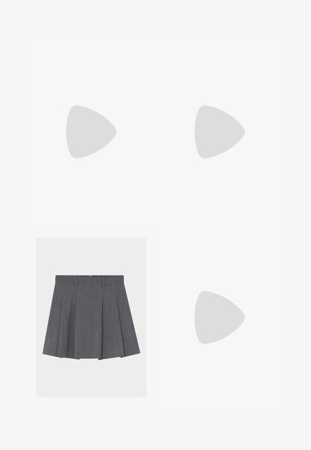 Grijze lange mouwen trui gemaakt van ribbelstof, met een ronde halslijn en een getailleerde pasvorm. Eenvoudig ontwerp, zonder zichtbare patronen of accenten.; Grijze geplooide rok met tailleband en riemlussen, plat weergegeven tegen een witte achtergrond.; Zwarte leren Mary Jane schoen met een ronde neus, T-band ontwerp, verstelbare gesp en een laag gestapeld hakje. Gladde textuur met minimale details.; Zwarte leren tote-tas met twee lange handvatten en een licht gebogen bovenrand, getoond tegen een effen lichte achtergrond.
