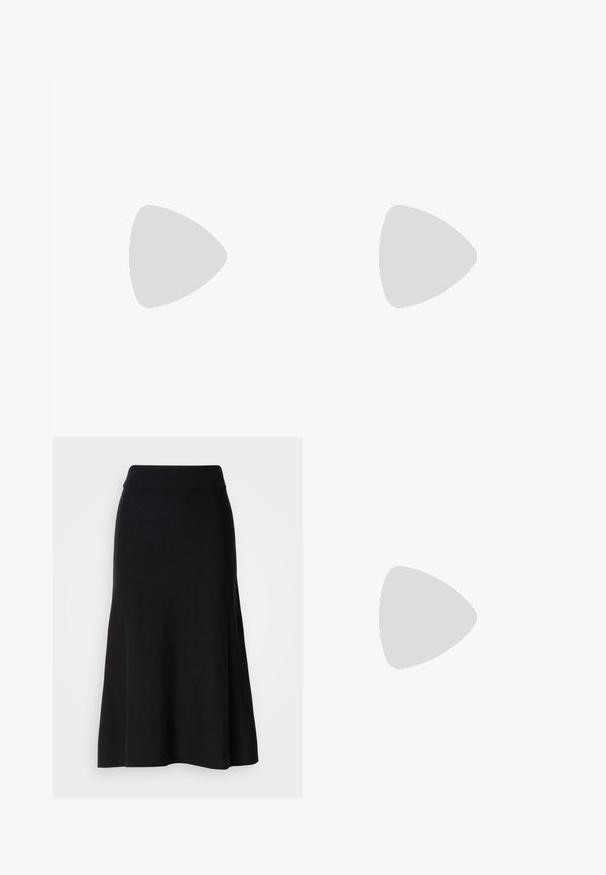 Zwarte cropped poloshirt van ribstof met een V-hals, korte mouwen en een groen geborduurd logo op de linkerborst. Witte label aan de zoom.; Zwarte gebreide uitlopende rok met een brede tailleband, midi-lengte, gladde textuur en zonder zichtbare patronen of hardwaredetails.; Zwarte leren laars tot half op de kuit met een puntige neus en een lage schuine hak op een effen lichte achtergrond.; Zwarte geweven handtas met afgeronde bodem, leren afwerking, verstelbare schouderriem en Samsøe Samsøe merklogo op de bovenste band.