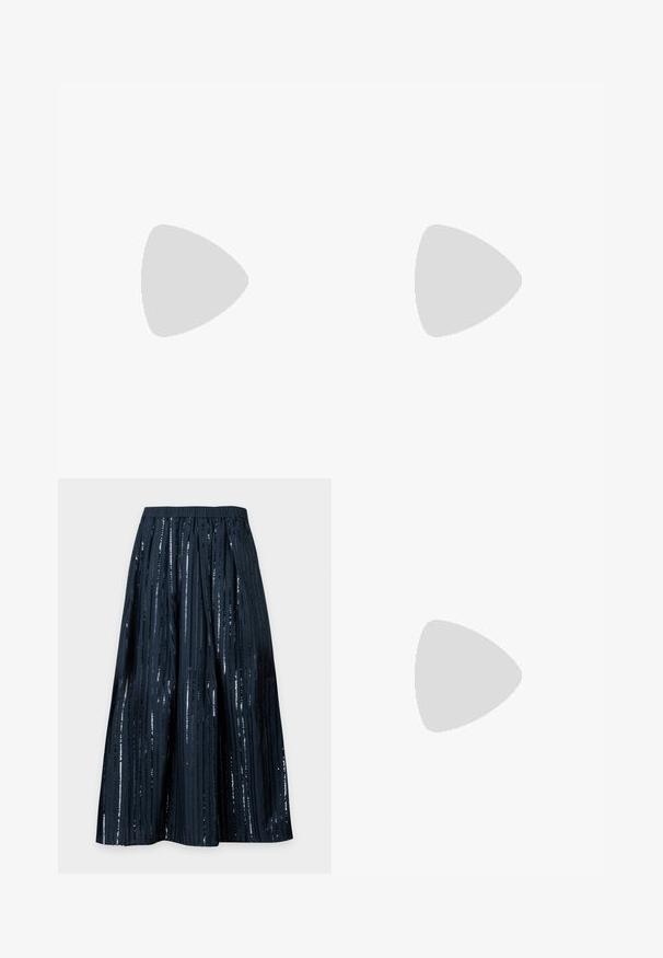 T-shirt noir à manches longues et col rond en tissu texturé, avec un ourlet droit et des accents cousus au col et aux épaules.; Jupe midi bleu marine avec des rayures verticales noires pailletées et une taille élastique, présentée sur un fond clair uni.; Ballerines en cuir noir avec un bout arrondi, un petit nœud décoratif et une lanière élastique sur le cou-de-pied pour un maintien sécurisé. Semelle plate.; Sac à main en cuir bleu marine doux avec fermeture à boucle argentée, une seule bandoulière, et une chaîne de poignet amovible sur fond blanc.