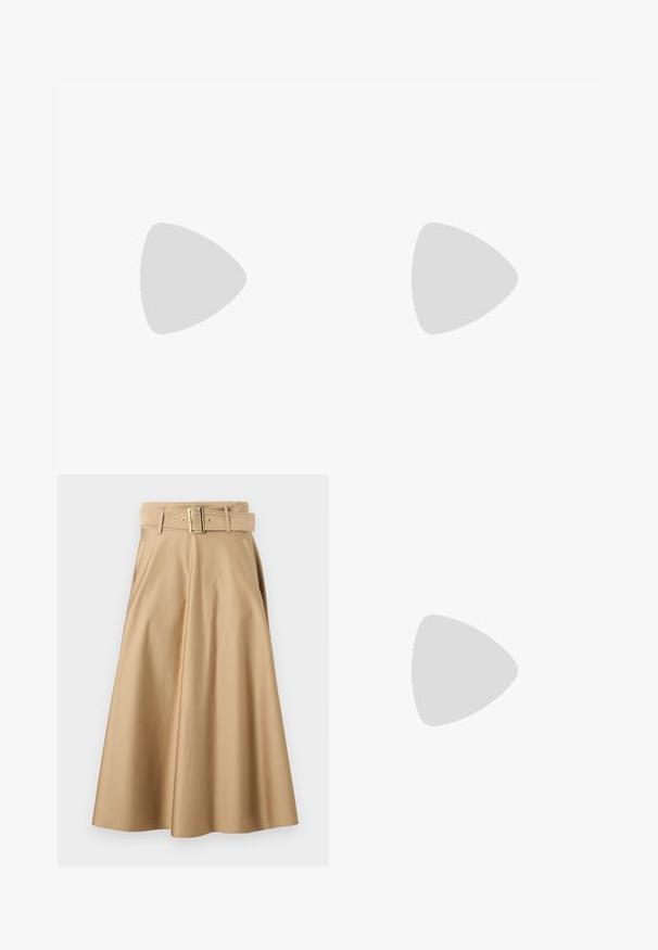 Asymmetrisch zwart top gemaakt van textuurstof; heeft een strikdetail op de linkerschouder en een getailleerd ontwerp.; Beige katoenen rok met een hoge taille en ceintuur, wijde silhouet en zijzakken. Voorzien van een gesp in goudkleur en gestikte details.; Zwarte hoge hak slingback-schoen met puntige neus en uitgesneden leren bandjes, met een gouden gesp op het enkelbandje.; Zwarte leren clutch met geplooide textuur, zilverkleurig metalen frame, drukknopsluiting en kettingriem. Glad, zacht oppervlak.