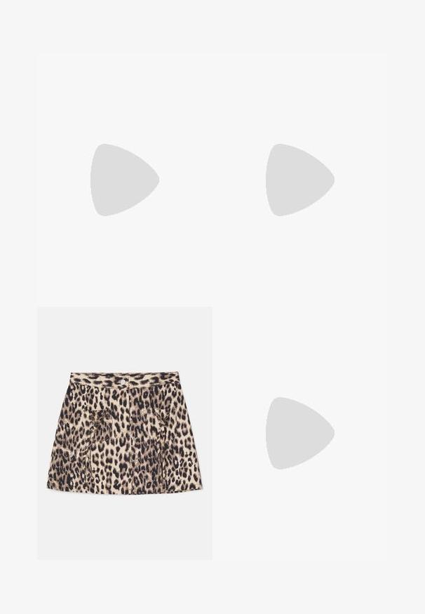 Camiseta de manga corta de patrón abstracto en negro y azul claro, con cuello redondo, hecha de algodón, que presenta un corte relajado y una textura suave.; Falda de mezclilla con estampado de leopardo que presenta una cintura alta, cierre frontal con botones y dos bolsillos laterales con detalles de cordón.; Botines hasta el tobillo de piel de vaca marrón y crema con punta redondeada, diseño con cordones y suela de goma de color claro. Superficie texturizada con patrones naturales.; Bolso hobo tejido negro con estructura suave y asa integrada, exhibido sobre un fondo liso y claro.