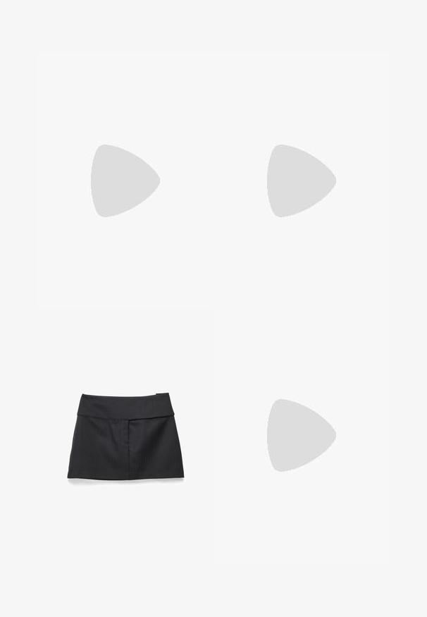 Tissu rayé noir et blanc avec une texture côtelée ; des rayures larges et étroites alternées créent un motif audacieux.; Mini-jupe noire taille haute avec une large ceinture et un détail de couture à l'avant, posée à plat sur un fond blanc.; Sandale plate noire avec fines lanières, boucle pour l’orteil et bride de cheville avec une petite boucle ronde, vue de profil.; Sac à main noir avec texture crocodile, bord supérieur froncé, poignée plissée et pompons à cordon de chaque côté sur fond blanc.