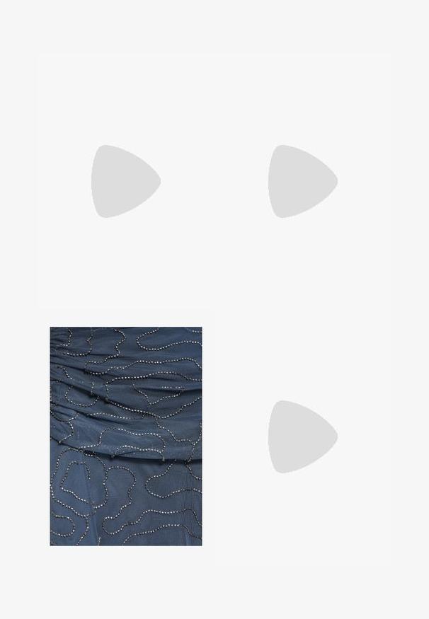 Haut sans manches noir en coton ; présente un design avec un papillon argent métallique et un motif tribal sur la poitrine. Encolure ronde.; Tissu bleu à texture plissée décoré de lignes perlées argentées irrégulières créant des motifs abstraits en boucles sur la surface.; Des baskets chunky avec une tige en maille blanche, des accents gris, des panneaux texturés et une semelle en caoutchouc noire. Les lacets sont à motifs noir et blanc.; Sac à main à perles noires avec une silhouette courbée, une poignée de transport et une texture brillante. Porté avec des chaussures à talons hauts noires et un short noir ajusté.