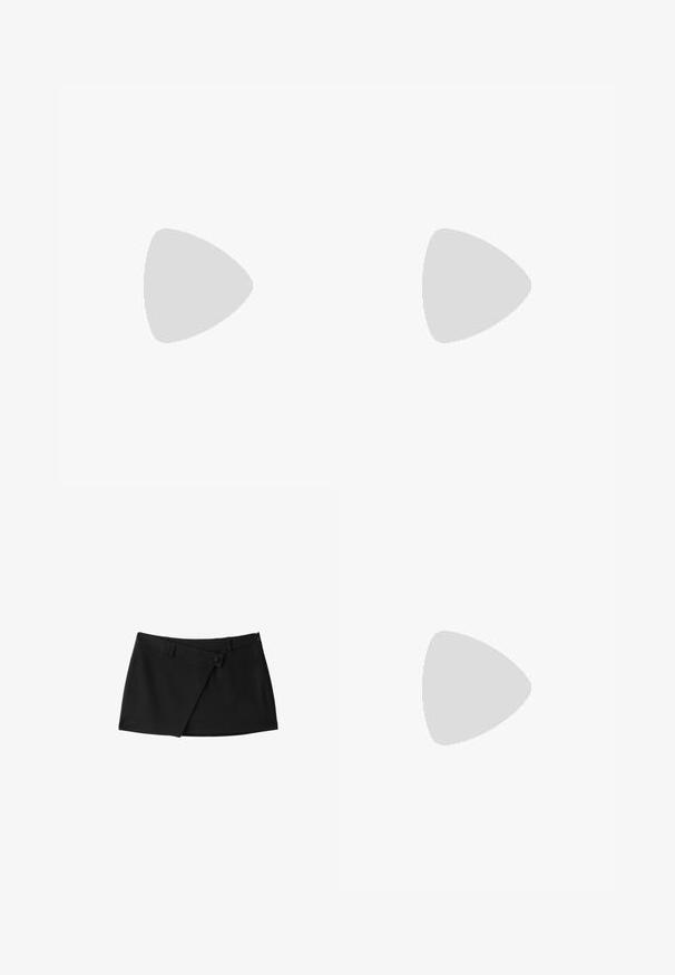 Haut blanc à manches courtes avec des manches bouffantes, décolleté carré et bretelles noires. Tissu doux avec une forme légèrement structurée et un minimum de détails.; Mini-jupe asymétrique noire avec détail de boutons et passants de ceinture, en tissu lisse.; Chaussure plate Mary Jane en cuir verni noir avec deux découpes et une bride à boucle dorée sur fond blanc.; Sac à main en cuir noir brillant avec deux poignées, poche avant zippée et bandoulière amovible sur fond blanc.