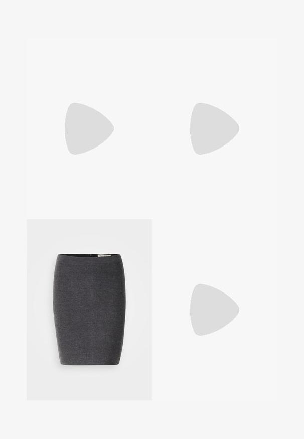 Sort tætsiddende top med lange ærmer og høj krave, vist på en ensfarvet lys grå baggrund.; Grå uld blyantskirt med en glat tekstur og tætsiddende design, med en diskret talje og uden synlige udsmykninger.; Sorte læder ankelstøvler med en kraftig platformsål og en frontlynlås. Glat tekstur med et minimalistisk design.; Sort læderhåndtaske med en triangular form, skrå klap og et rundt håndtag. Har en glat overflade og minimalistiske design detaljer.