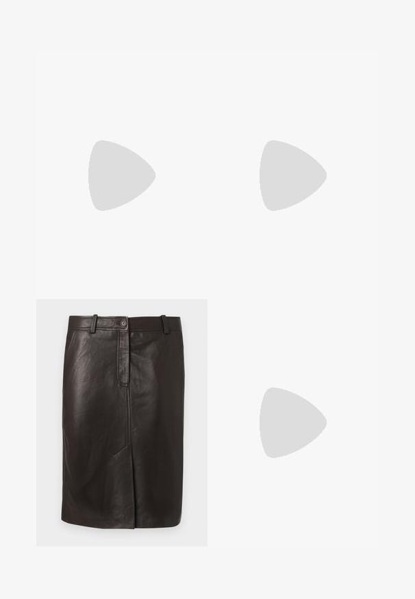 Sort langærmet top med krave, der har en knaplukning og rynkede detaljer foran. Glat stof med en tætsiddende design.; Sort knælængde læder blyantskørt med frontslids, taljebånd, bæltestropper og knaplukning.; Sort læderpumpe med spids tå og lav hæl. Har en glat tekstur og subtil glans. Åben udskæring foran for ekstra detalje.; Beige læderclutch med tynd guldkæde, topgreb og forgyldt låsedetalje foran på ensfarvet hvid baggrund.