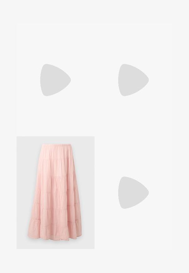 Haut blanc sans manches avec corsage smocké, fines bretelles et ourlet évasé, marqué "Even&Odd" sur la poitrine.; Jupe longue à volants rose clair avec une ceinture élastique et une texture de tissu légèrement froissé.; Escarpin slingback en cuir verni noir, bout pointu, petit talon kitten et nœud décoratif noué à l'avant.; Sac à main synthétique blanc avec deux poches avant, chacune ornée d'un nœud noué. Texture lisse, anses arrondies et fermeture zippée.