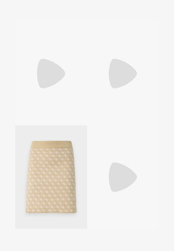 Top de punto blanco de manga corta con un patrón sutil, que presenta un escote redondo y un acento dorado en el dobladillo. La textura parece ligera y transpirable.; Falda de punto en color beige claro con un patrón de diamantes texturizado en blanco. Presenta una cinturilla sólida y un diseño ajustado.; Tacón slingback de charol negro con puntera puntiaguda, tacón pequeño tipo kitten y correa con hebilla plateada sobre un fondo blanco liso.; Bolso de cuero sintético de color crema con forma curvada, dos asas superiores y un logo triangular en tonos dorados en la parte frontal. Detalle de cierre con cremallera.