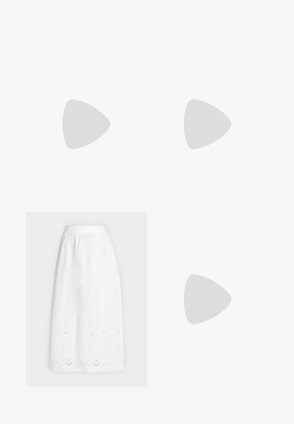 Ærmeløs top med ribstrik i creme med sorte horisontale striber. Design med høj hals. Blød tekstur, kropsnær silhuet og minimalistisk æstetik.; Lang hvid nederdel med elastisk taljebånd, hulmønsterbroderi nær den bølgende kant og subtile blomsterudskæringsmønstre.; Sort læderflip-flop sandal svævende over en træbænk udendørs med høj grøn græs sløret i baggrunden.; Vævet håndtaske i sort og hvid med en rund form, tekstureret overflade og et fletet håndtag. Velegnet til afslappet brug.