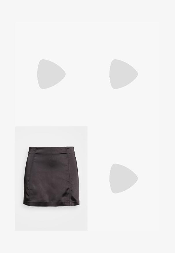 Gina Tricot CUT OUT - Camiseta de manga larga - black; Gina Tricot RIO SKIRT - Minifalda - black; Sandalias de tacón alto de plataforma negras con punta abierta, tira delantera ancha y correa ajustable en el tobillo. Acabado en piel suave y tacón cuadrado grueso.; Gafas de sol negras en forma de ojo de gato con lentes gris oscuro, marco de plástico elegante, esquinas puntiagudas y patillas rectas. Sin herrajes ni acentos visibles.