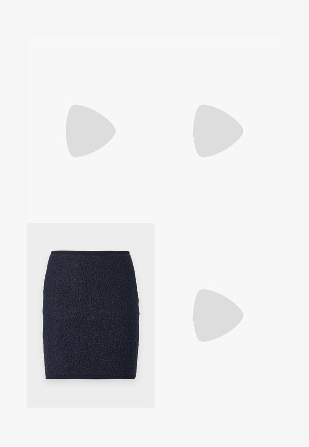 Sort cropped t-shirt lavet af solid bomuld, med korte ærmer og rund halsudskæring, med et glat og enkelt design.; Marineblå nederdel med tekstureret boucle-stof. Lige snit med en tætsiddende silhuet og en enkel taljebånd. Ingen synlige lukninger eller detaljer.; Ben iført mørke ribbede leggings kombineret med sorte balletsko med små sløjfedetaljer på hvid baggrund.; Bordeaux håndtaske lavet af glansfuldt materiale, rektangulær form, med to skulderremme og subtile buede detaljer på forsiden.