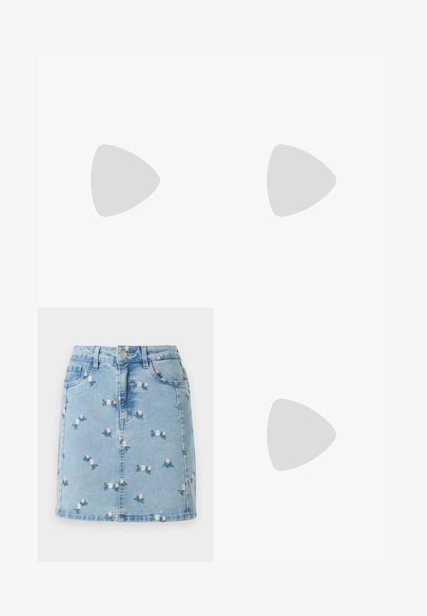 Korte mouwen roze geribbelde T-shirt gemaakt van zachte stof, met een ronde halslijn en een iets getailleerd ontwerp.; Lichtblauwe denimrok met geborduurde kleine roze en witte bloemen, voorzakken, riemlussen en knoopsluiting.; Bruine gepatineerde leren balletschoen met een vierkante neus en een bandje met een kleine gouden gesp. Gladde textuur, lage hak en minimalistisch ontwerp.; Zwarte leren handtas met een rechthoekige vorm, voorzien van een enkele gestructureerde handgreep, zilveren hardware en ritsluiting. Gladde textuur.