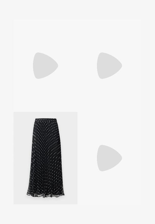 Hvid off-the-shoulder top med korte puf ærmer, prydet med tekstureret stof med hulmønstre og en tætsiddende bodice. Mærkets label er synlig.; Sort plisseret nederdel med hvide polkaprikker, har elastik i taljen og et flydende design, lavet af letvægtsstof.; Ben iført mørke ribbede leggings kombineret med sorte balletsko med små sløjfedetaljer på hvid baggrund.; Lille sort blank håndtaske med to lange håndtag og snøre-detaljer i siden på en ensfarvet lys baggrund.