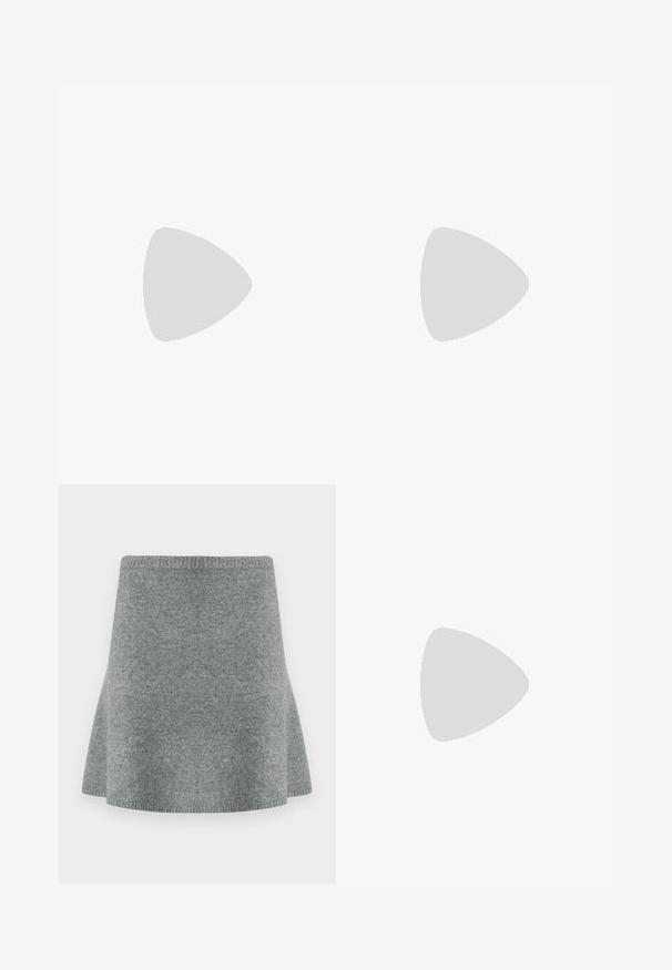 T-shirt blanche à manches courtes en coton avec un imprimé sur la poitrine d'une main tenant un fruit en forme de cœur sur un fond clair.; Jupe grise tricotée avec une coupe évasée et une ceinture côtelée, présentant une texture douce sans motifs visibles ni accessoires métalliques.; Sandale noire en cuir à bout ouvert avec deux brides et un talon compensé en bois avec une base ronde en forme de boule.; Sac bandoulière en cuir noir avec poignée supérieure, fermeture argentée et bandoulière ajustable sur fond blanc.