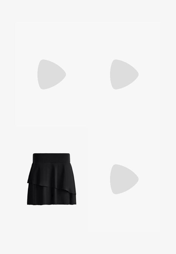 Haut dos nu noir avec un détail de tissu froncé sur le long de l'encolure, présenté à plat sur un fond clair.; Mini-jupe noire avec une large ceinture et un détail de volants superposés asymétriques, présentée sur fond blanc.; Jambes portant des leggings côtelés foncés associés à des ballerines noires avec de petits détails en nœud sur fond blanc.; Petit sac à main noir brillant avec deux longues anses et des détails à cordon sur les côtés sur un fond clair uni.